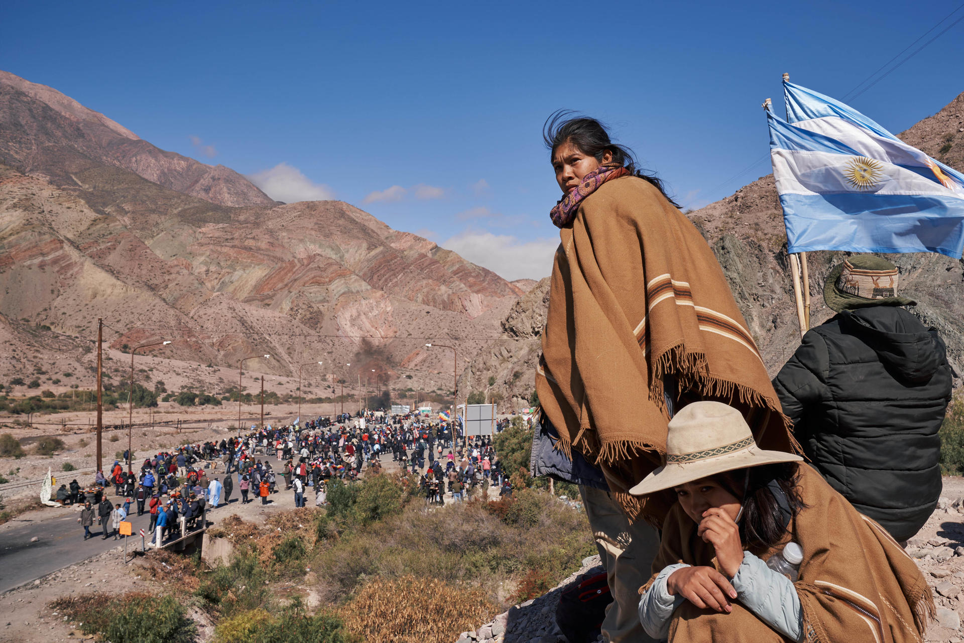 Integrantes de comunidades originarias cortan una vía durante una manifestación junto al Cerro de los Siete Colores en Purmamarca, provincia de Jujuy, Argentina. Foto: fuente externa.