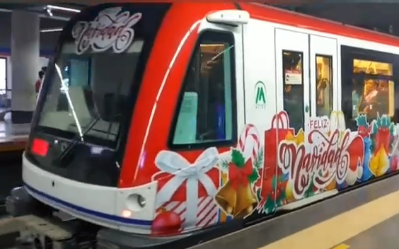 Vagón del Metro de Santo Domingo decorado con motivo de la Navidad. Foto: fuente externa.