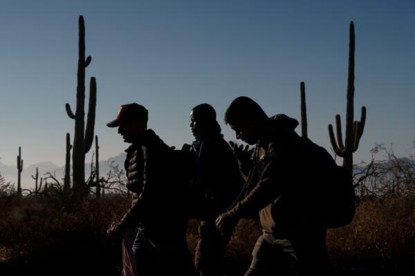 Un grupo de migrantes camina por el desierto de Arizona, después de haber cruzado desde Sonora. Foto: fuente externa.