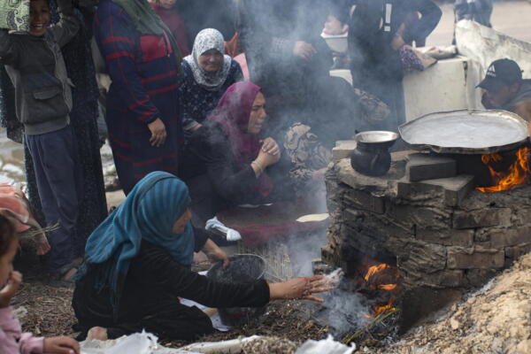 Familias palestinas desplazadas hacen pan en un horno de leña en un campo de refugiados en Rafah, en la Franja de Gaza. Fuente: externa.