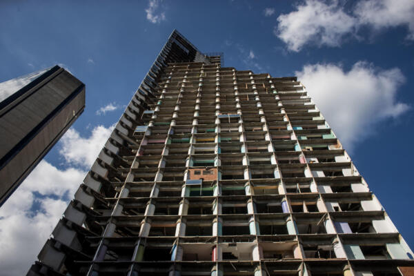 Edificio a medio construir, el 1 de diciembre del 2023, en Caracas, Venezuela. Foto: fuente externa.