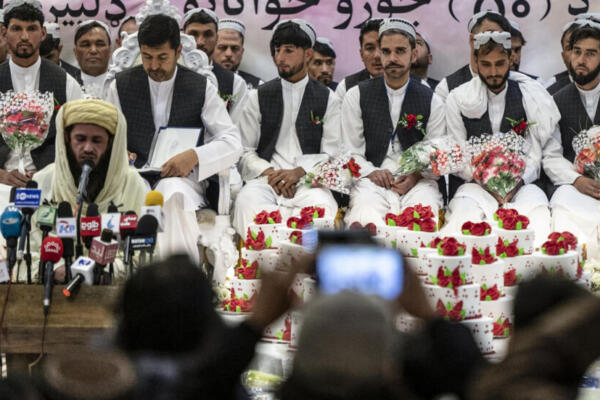 Un grupo de novios durante una ceremonia de boda masiva en un salón de bodas en Kabul el 25 de diciembre de 2023. Foto: fuente externa.