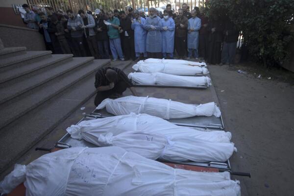 Familiares de fallecidos en Gaza rezan frente a sus cuerpos. Foto: fuente externa.