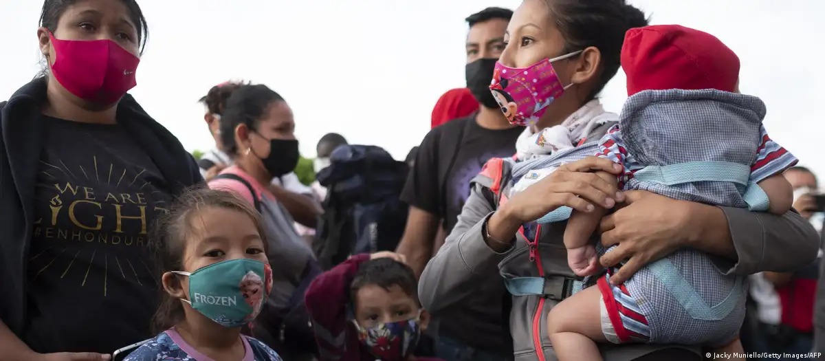 Migrantes centroamericanos cargando a sus hijos durante la travesía por México hacia Estados Unidos. Foto: fuente externa.