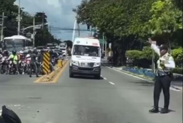 Miembro Cusep detiene ambulancia durante caravana presidencial. Foto: fuente externa.