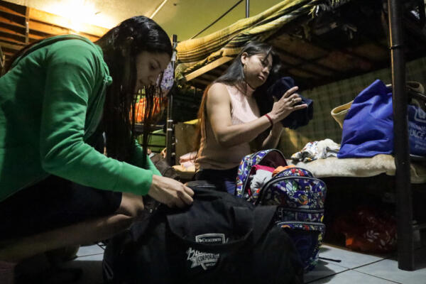 Mujeres migrantes arreglan sus maletas para abandonar un albergue, el 1 de diciembre de 2023, en la fronteriza ciudad de Tijuana, en Baja California,(México. Foto: fuente externa.
