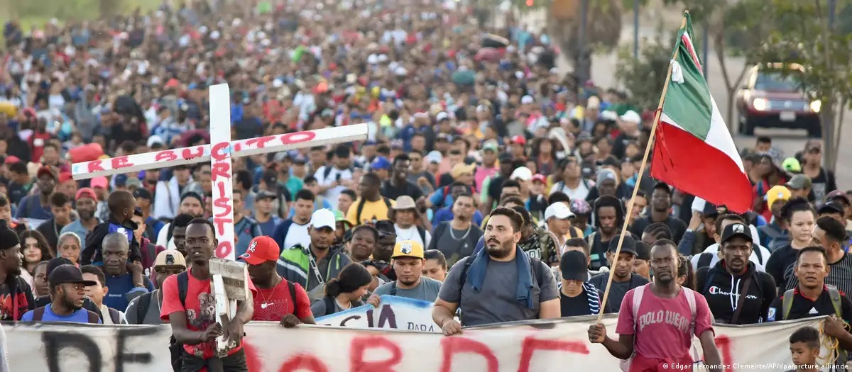 Bajo el lema "Éxodo de la pobreza", miles de migrantes salieron desde Tapachula, en el sur de México, en un intento por llegar a la frontera norte con Estados Unidos. Foto: fuente externa.