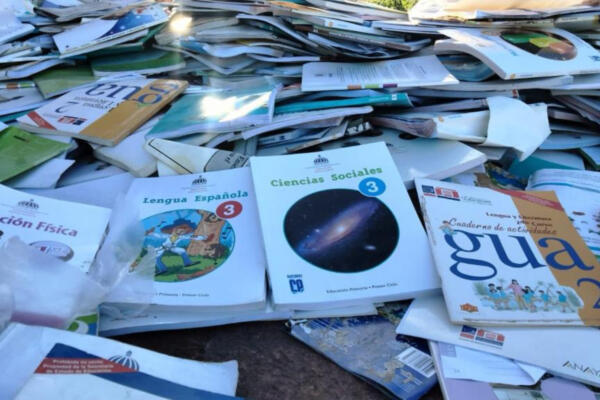 Libros abandonados en la tarde de ayer en el vertedero de Azua. Foto: Fuente externa