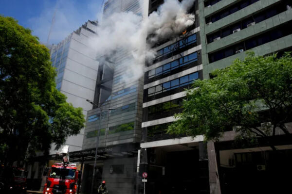 Los bomberos intentaron sofocar el fuego que se registró en un edificio de oficinas y viviendas particulares, en Buenos Aires. FOTO: Fuente externa