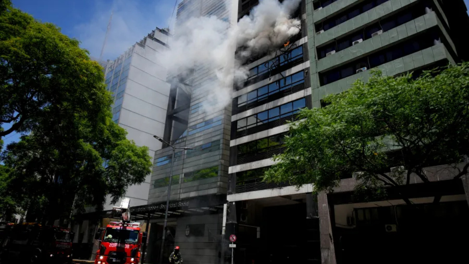 Los bomberos intentaron sofocar el fuego que se registró en un edificio de oficinas y viviendas particulares, en Buenos Aires. FOTO: Fuente externa