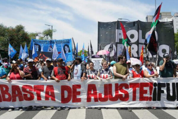 Personas protestando en el centro de Buenos Aires para pedir mayores subsidios a la pobreza. FOTO: Fuente externa