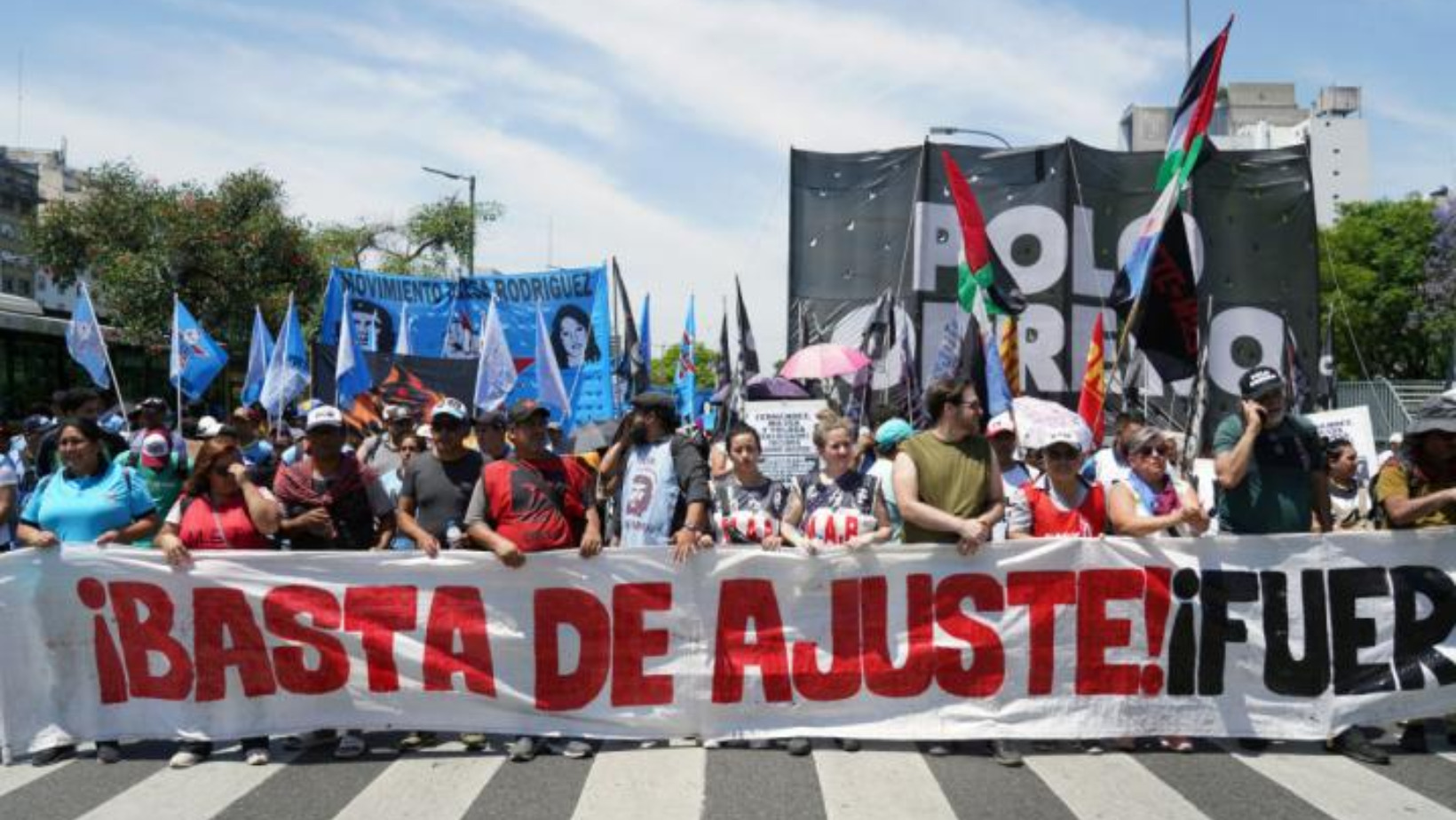 Personas protestando en el centro de Buenos Aires para pedir mayores subsidios a la pobreza. FOTO: Fuente externa