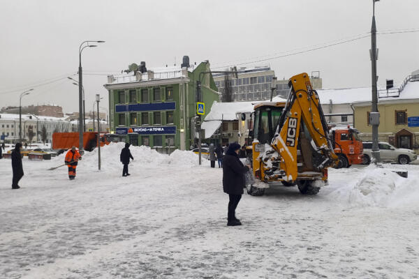 La intensa nevada que azota Moscú desde la víspera sumó este viernes cinco centímetros al manto de nieve que cubre la capital rusa, que alcanzó la altura de 49 centímetros, superando el récord de más de un siglo. Foto: fuente externa.