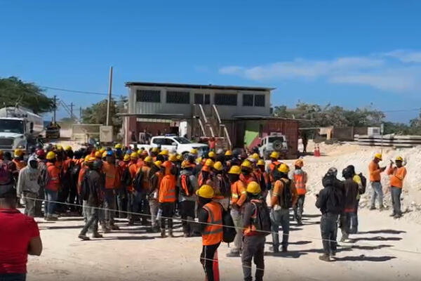 Obreros paralizan labores en puerto de Cabo Rojo. (CDN digital).