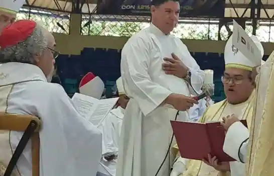 Padre Rogelio Cruz durante ceremonia. Foto: Fuente externa 