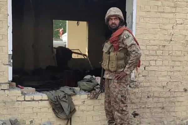 Un soldado pakistaní examina el lugar del atentado, que fue reivindicado por los talibanes pakistaníes. Foto: fuente externa.