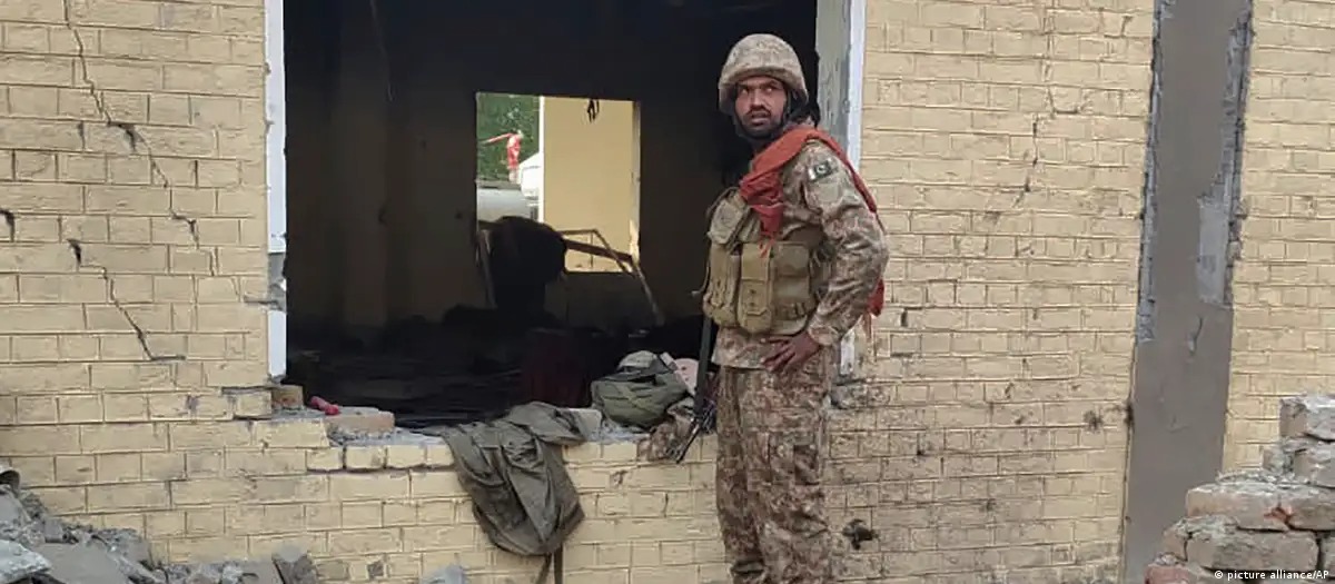 Un soldado pakistaní examina el lugar del atentado, que fue reivindicado por los talibanes pakistaníes. Foto: fuente externa.
