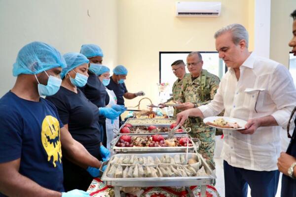 Presidente Abinader participa en almuerzo con miembros del Ejército y comunitarios en Barahona. Foto fuente externa. 