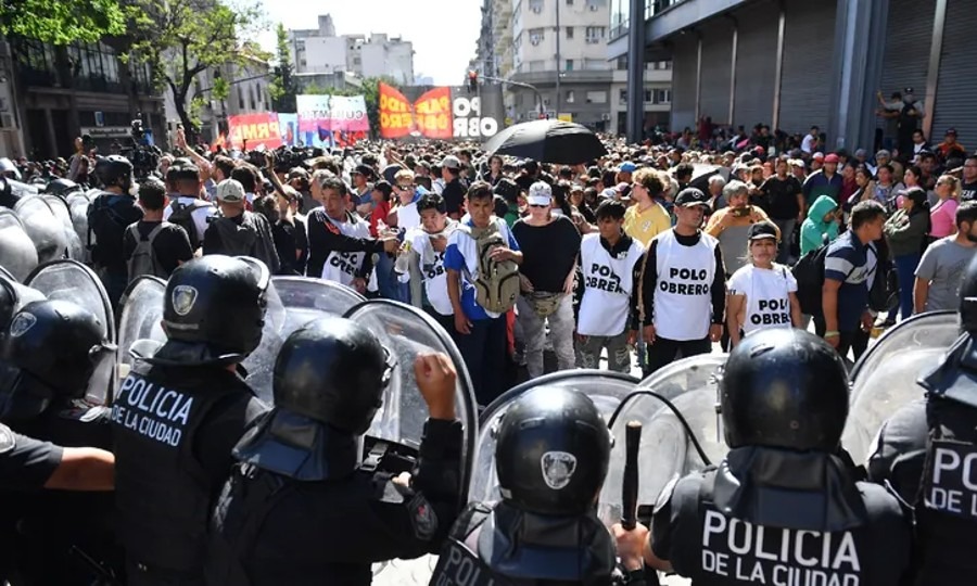 Miembros del Ministerio de Seguridad de Argentina durante operativo policial en la más reciente protesta. Foto: fuente externa.