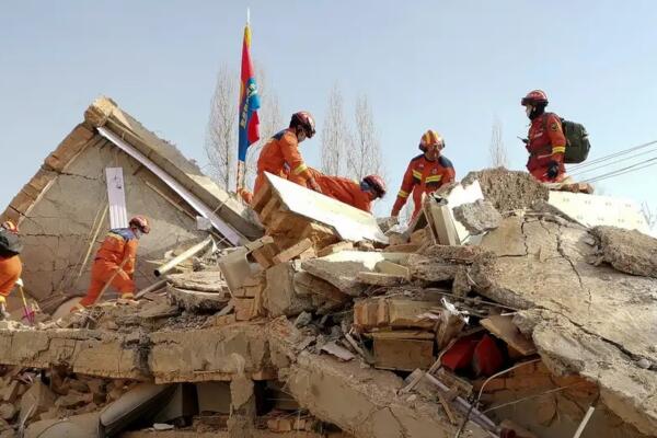 Rescatistas buscan sobrevivientes en una casa derrumbada tras el fuerte terremoto en China. Foto: fuente externa.