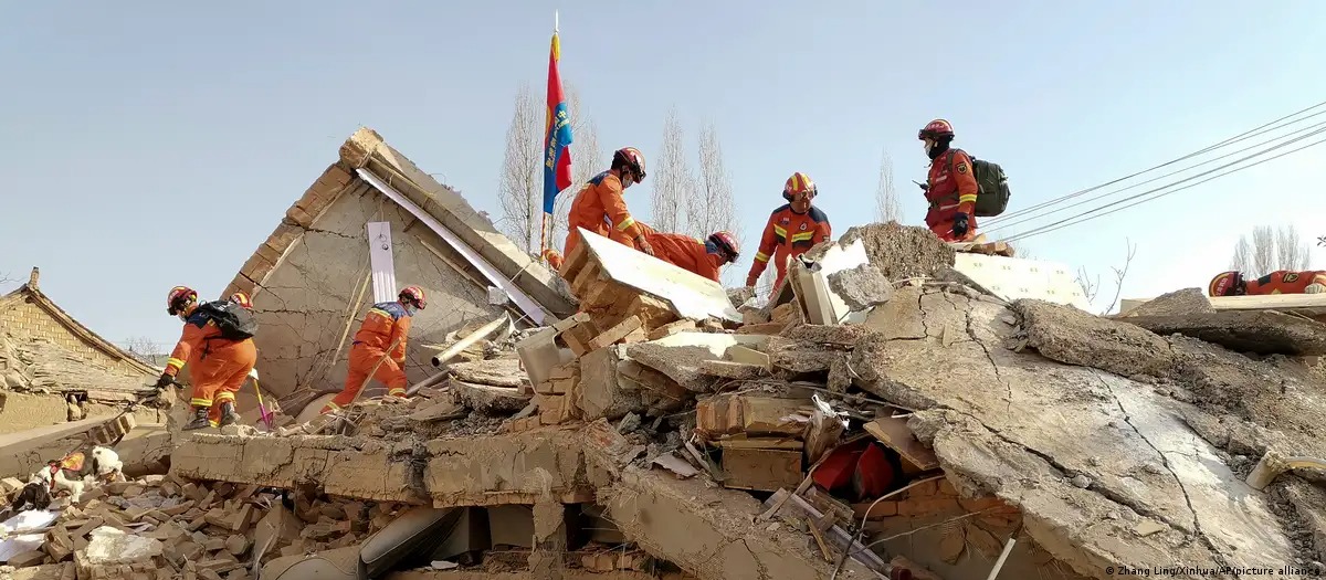 Rescatistas buscan sobrevivientes en una casa derrumbada tras el fuerte terremoto en China. Foto: fuente externa.
