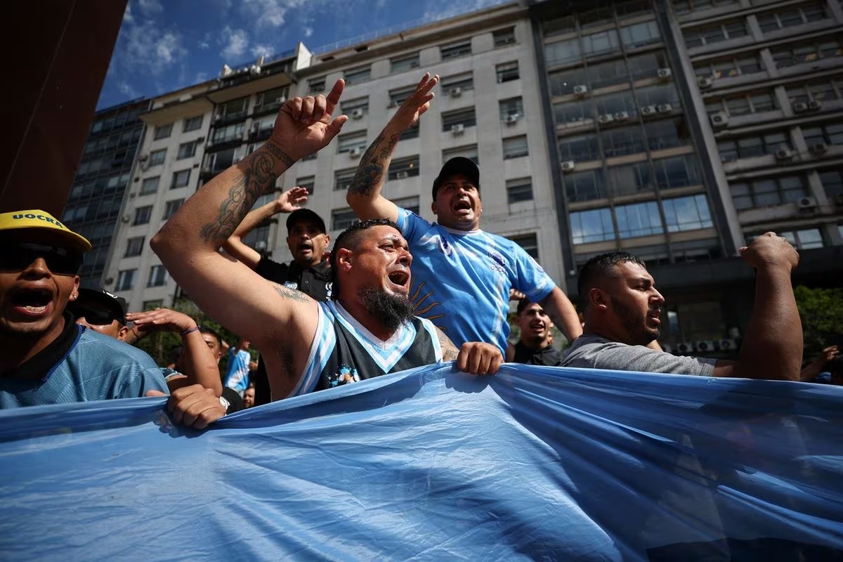 anifestantes protestan contra las reformas económicas del nuevo presidente argentino Javier Milei, cerca del Palacio de Justicia en Buenos Aires, Argentina. Foto: fuente externa.