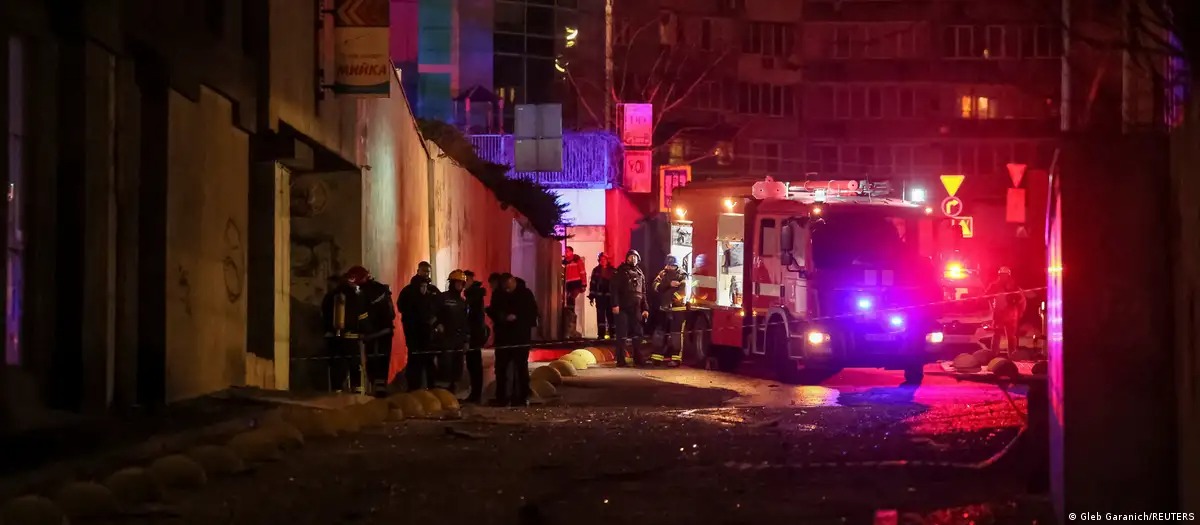 Los servicios de emergencia trabajan cerca de un edificio de apartamentos dañado tras un ataque ruso con drones, en Kiev. Foto: fuente externa.
