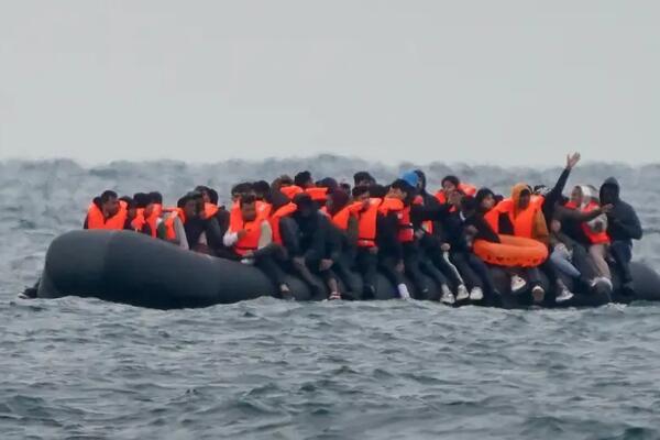 Migrantes en un bote en el Canal de la Mancha. Foto: fuente externa.