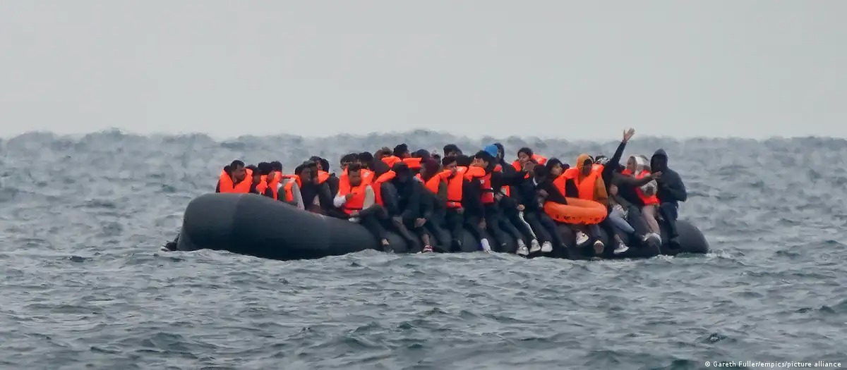 Migrantes en un bote en el Canal de la Mancha. Foto: fuente externa.