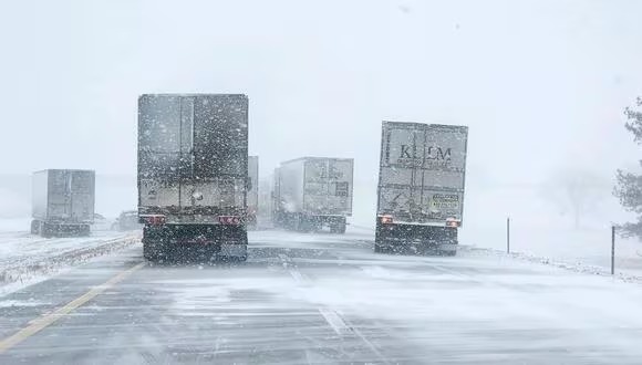 Camiones se aproximan al punto de coalición de otros vehículos en una carretera de Nebraska, el 25 de diciembre de 2023. Foto: fuente externa.