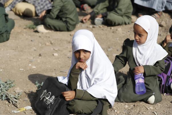 Refugiados yemeníes a la espera de recibir sus clases. Foto: fuente externa.