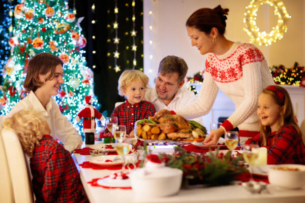 Una familia cenando durante el Día de Navidad. Foto: Fuente externa 