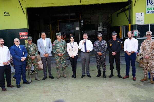 Ministro Bisonó junto a las autoridades anuncia mercancías decomisadas. Foto: (Foto: Fuente Externa)