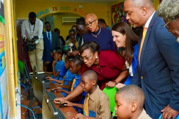 Embajadora de la RD en Jamaica entrega aula