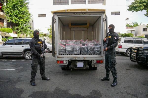 Agentes de la DNCD ocupan 137 paquetes cocaína. (CDN digital).