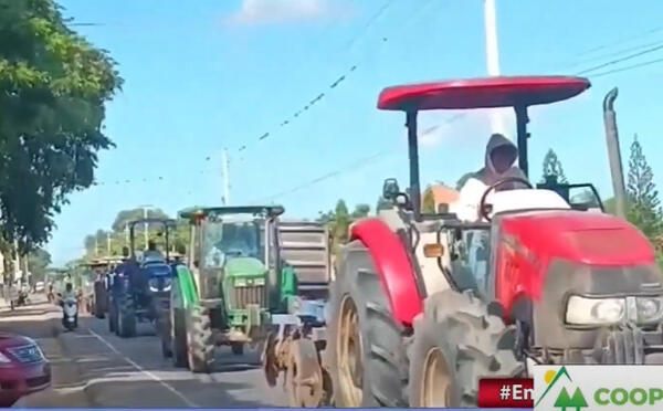 Foto de los  tractores que estacionaron en la autopista Duarte. (CDN digital).