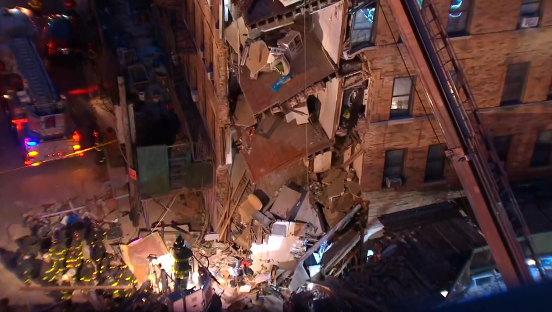 Colapsa parte de un edificio de seis pisos en Nueva York