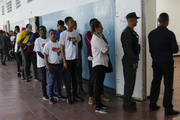 Miembros de las Fuerzas Armadas hacen fila junto a varios ciudadanos, en un colegio electoral durante un referendo consultivo sobre la soberanía venezolana sobre la región del Esequibo, controlada por la vecina Guyana. / Fuente externa.
