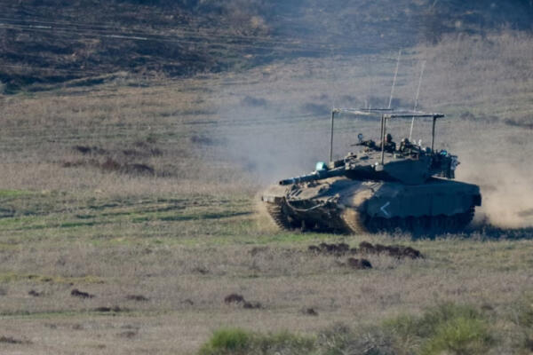 Soldados israelíes operan un tanque cerca de Gaza, después de que expirara una tregua temporal entre Israel y Hamas. / Fuente externa.