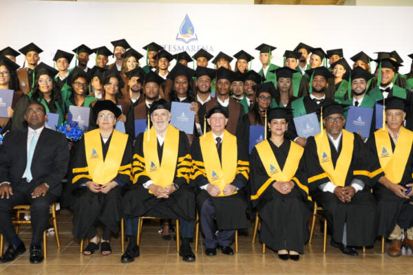Foto de los graduandos del Instituto Técnico Superior de Medio Ambiente. (CDN digital).