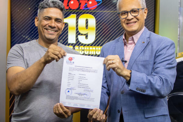 Autoridad de LEIDSA  entrega certificado a Alexander Tavarez, ganador de la Loto. / Fuente interna.
