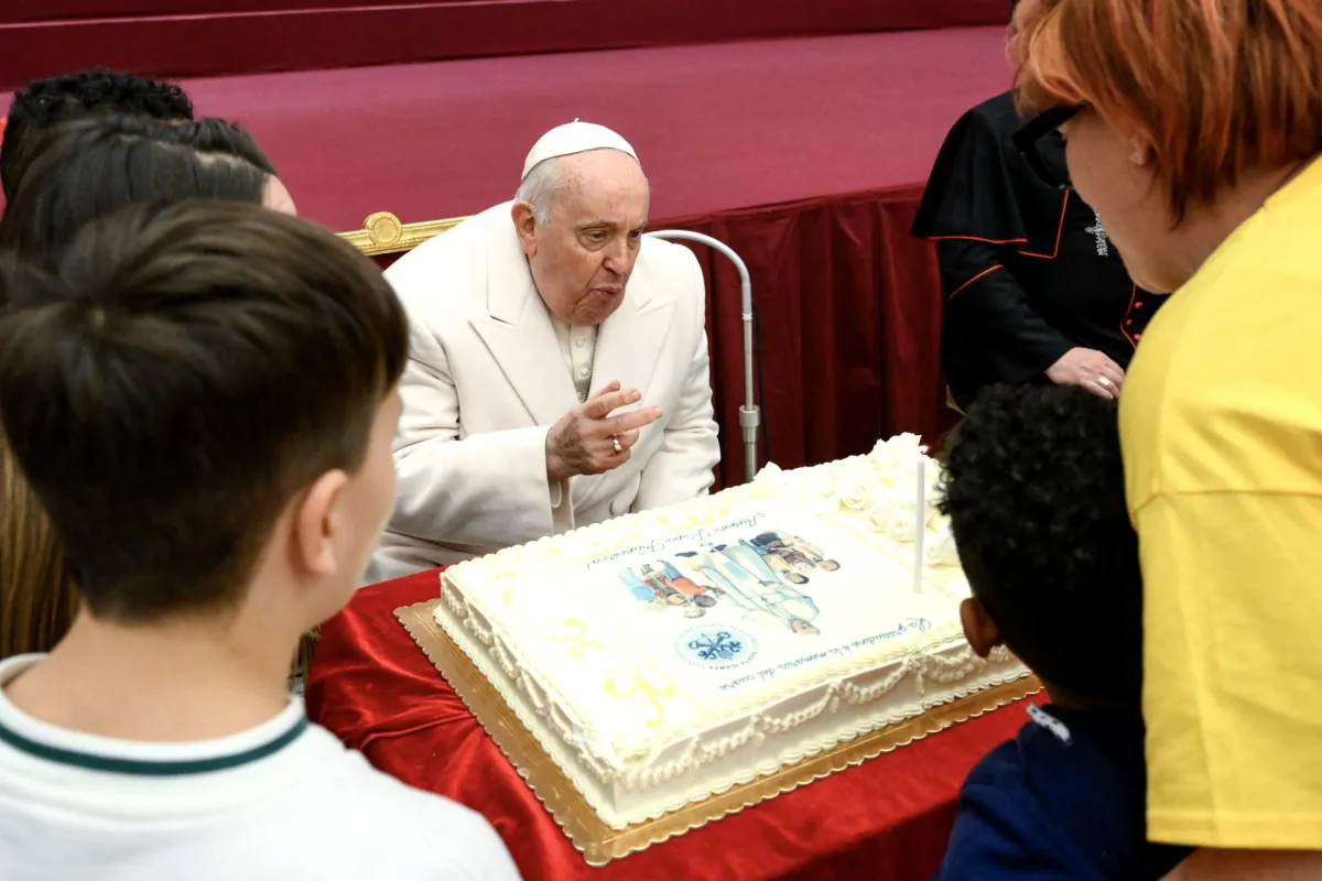Papa Francisco cumple 87 años y celebra con niños de un hospital