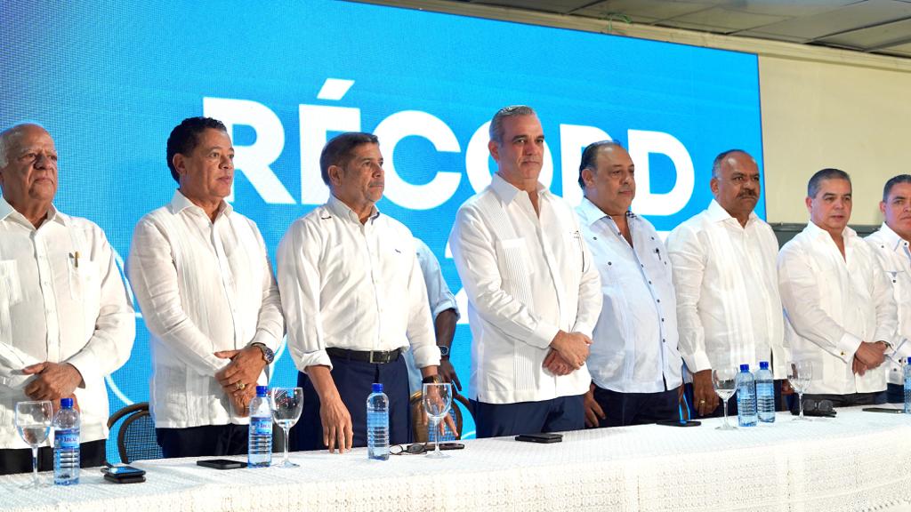 Presidente Abinader destina más de mil millones de pesos al sector avícola
