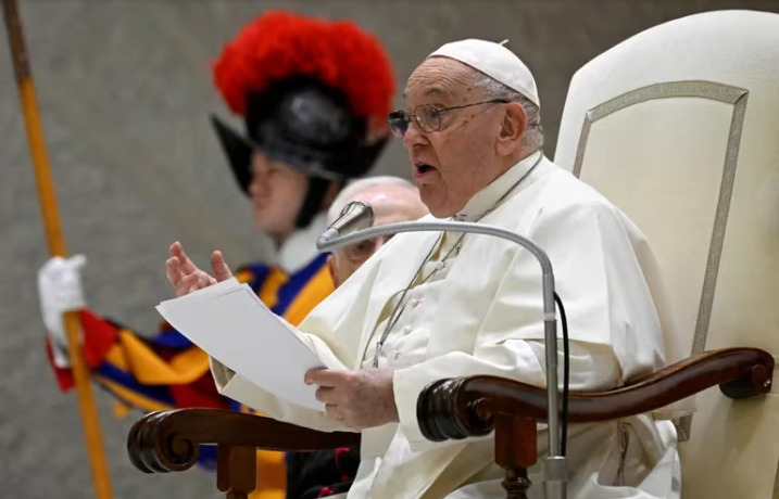 El Vaticano autorizó la bendición de parejas del mismo sexo, sin considerarlas matrimonio.