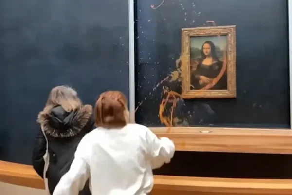 ¡Otra vez! activistas vandalizan a Mona Lisa en el Louvre en París