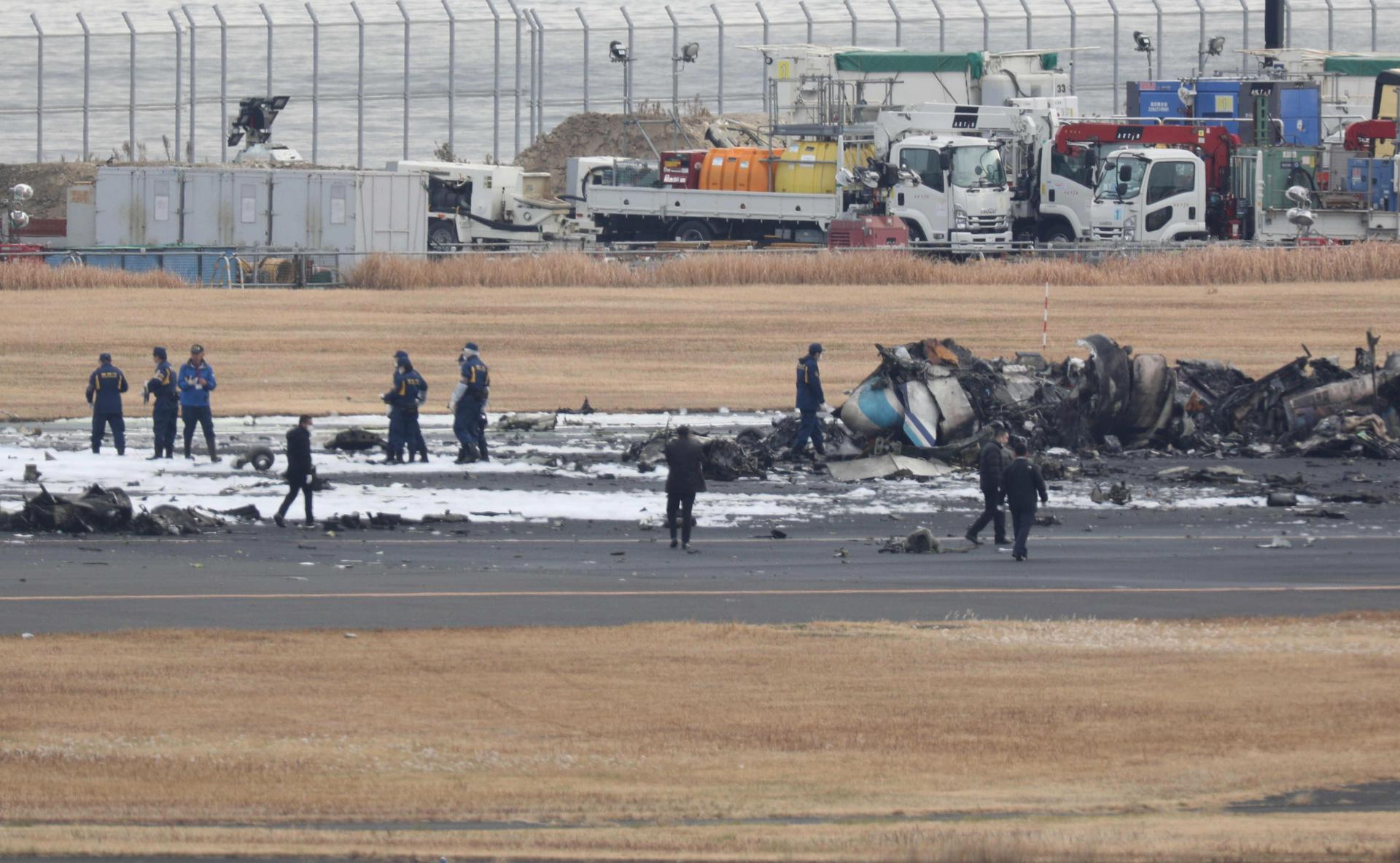 Doce miembros de la tripulación fueron los responsables de la milagrosa evacuación de 367 pasajeros en cuestión de minutos tras el choque de dos aviones en Tokio, Japón. Foto: fuente externa.