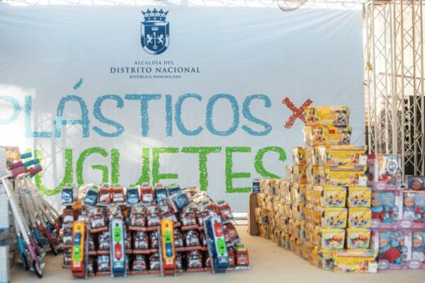 Alcaldía celebra Día de Reyes intercambiando Juguetes por plásticos. (Foto: Fuente Externa)