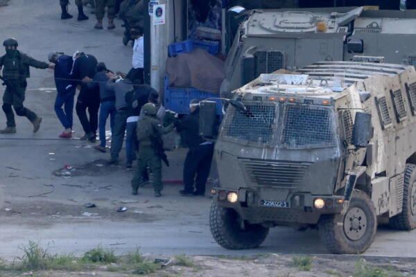 Palestinos detenidos durante una redada del Ejército de Israel en el campo de refugiados de Nur Shams. Fuente: externa.