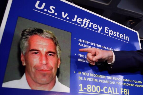 Vista del cartel con el que la Justicia estadounidense pedía el arresto del fallecido financiero estadounidense Jeffrey Epstein. Fuente: externa.