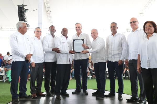 El presidente Luis Abinader durante la entrega de 3100 títulos de propiedad del proyecto Tamarindo I. Foto: fuente externa. 